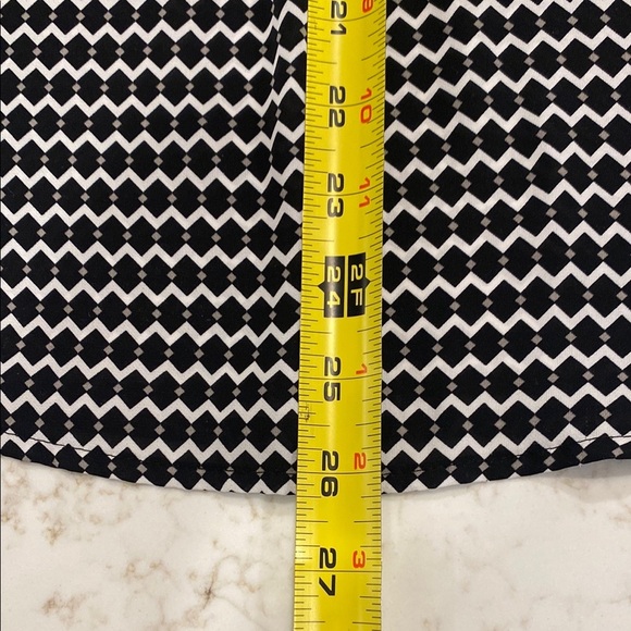 Black and White Notched Collar Blouse with Cuffed Sleeves - Picture 8 of 8